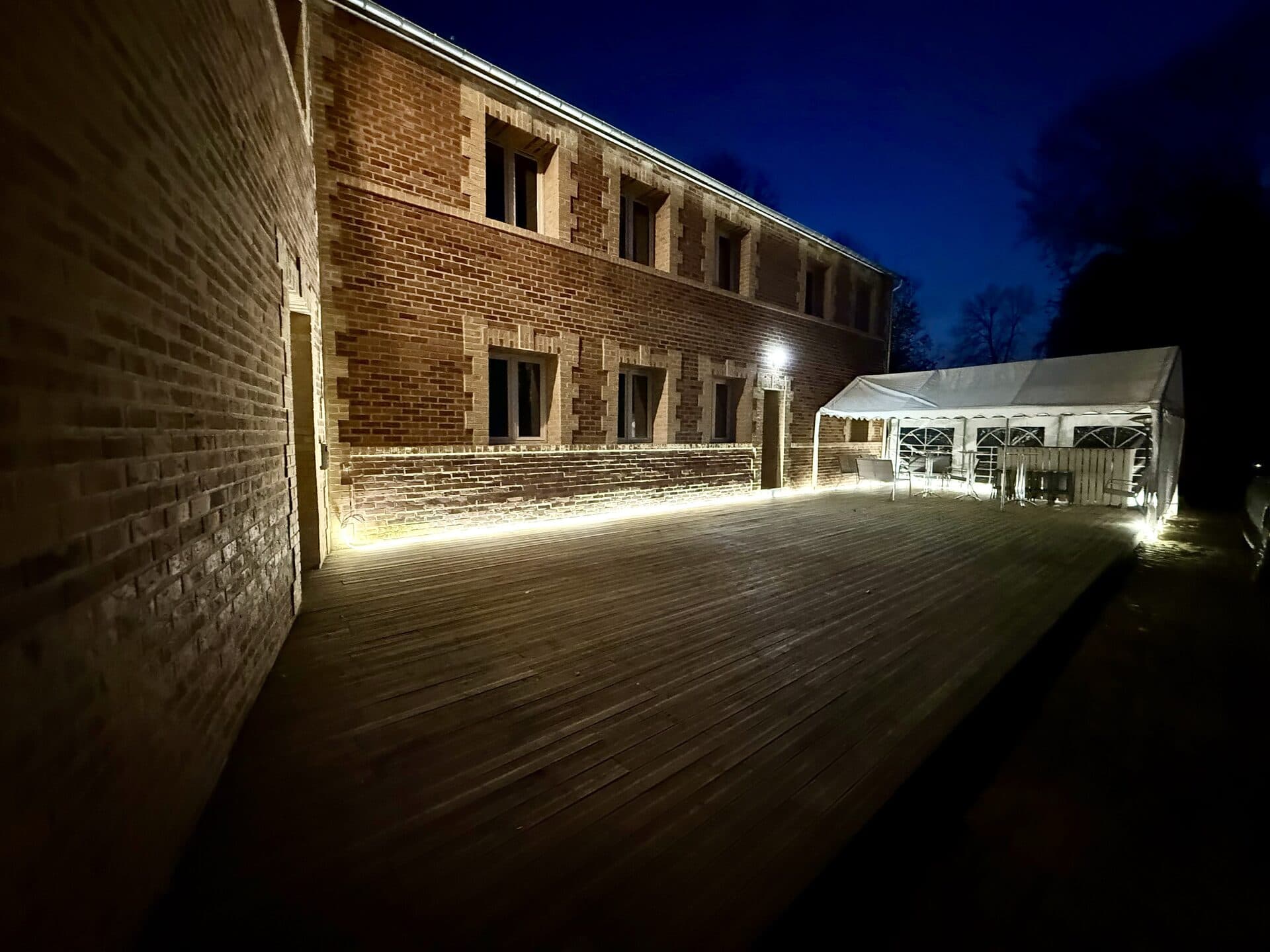 Cour pavée & extérieurs